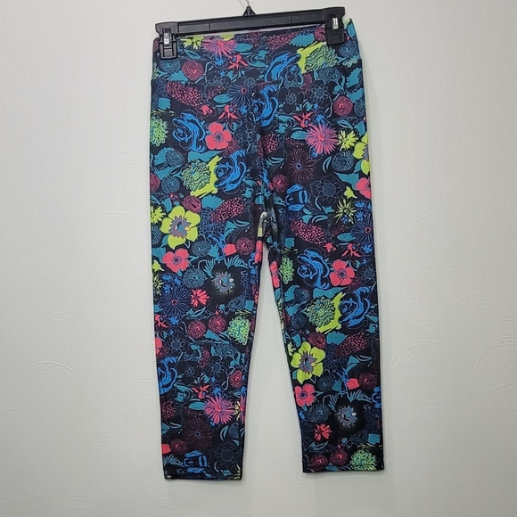 Women's Cropped Leggings - Picture 2 of 5